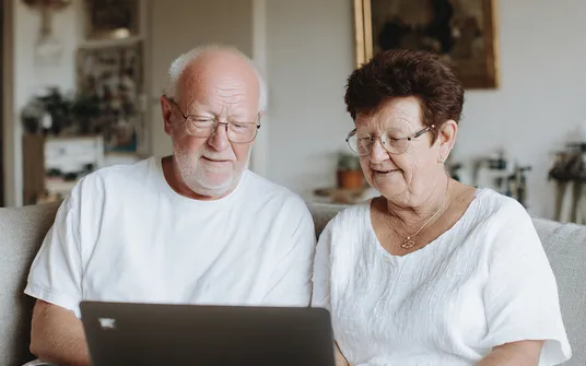 Ehepaar schließt Wartungsvertrag ab